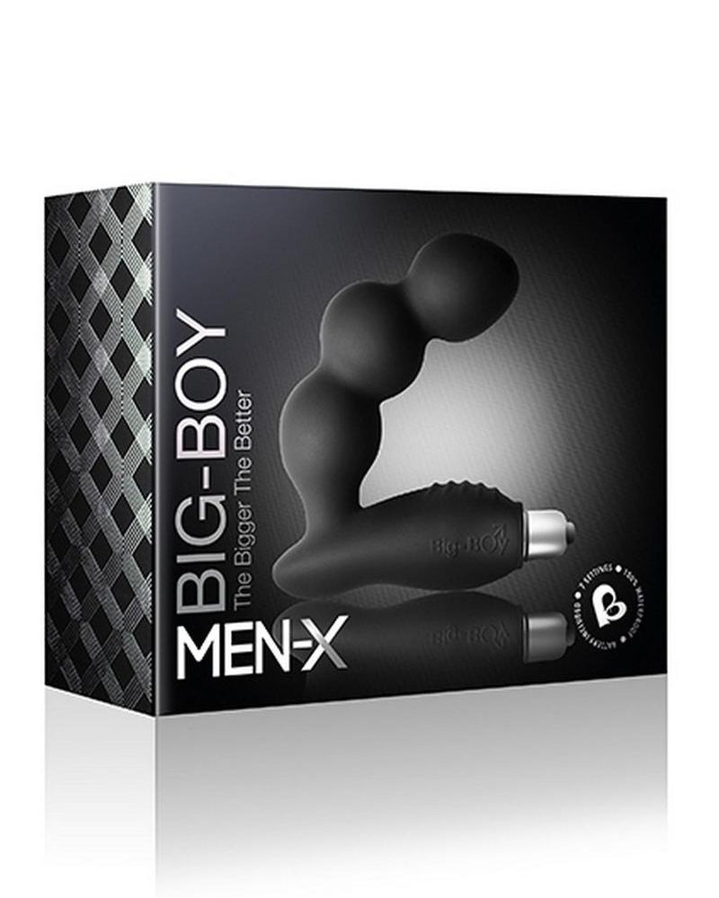 El chico grande se balancea en el negro