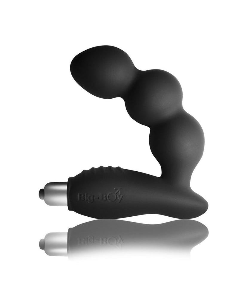 El chico grande se balancea en el negro