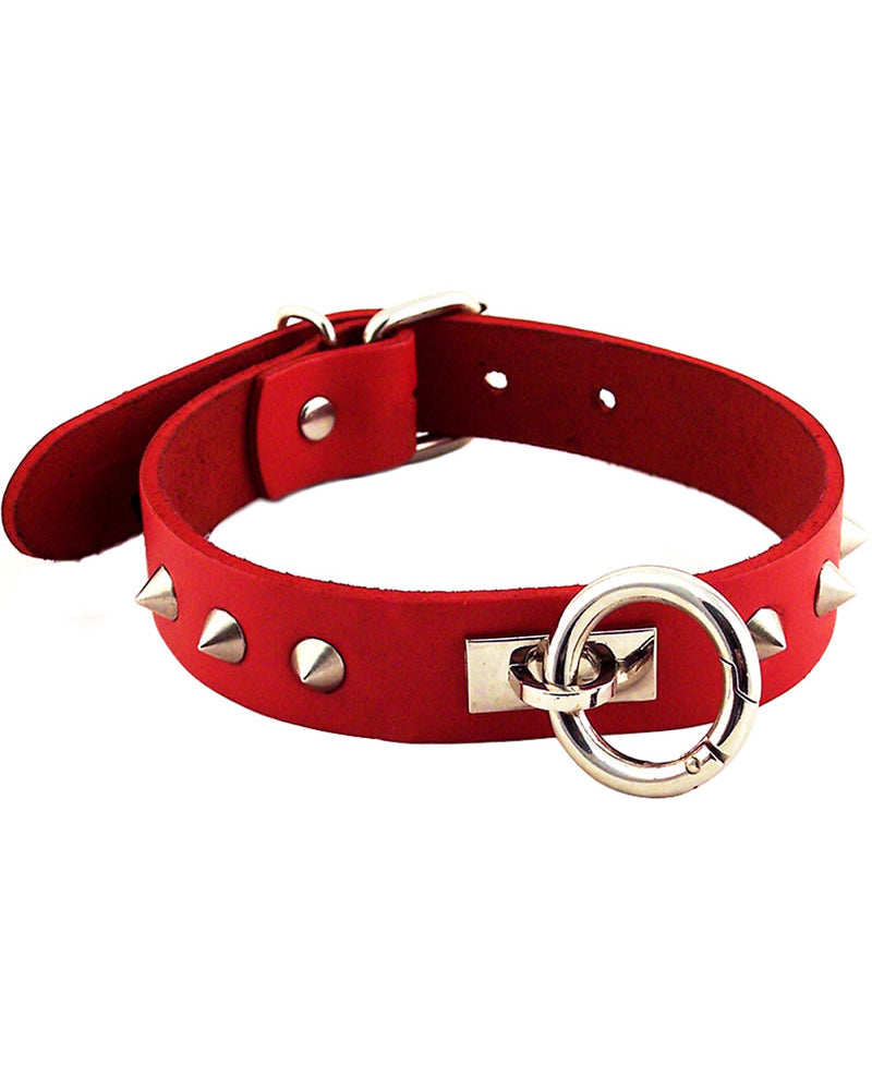 Collar de cuero tachonado con anilla en O de color rojo
