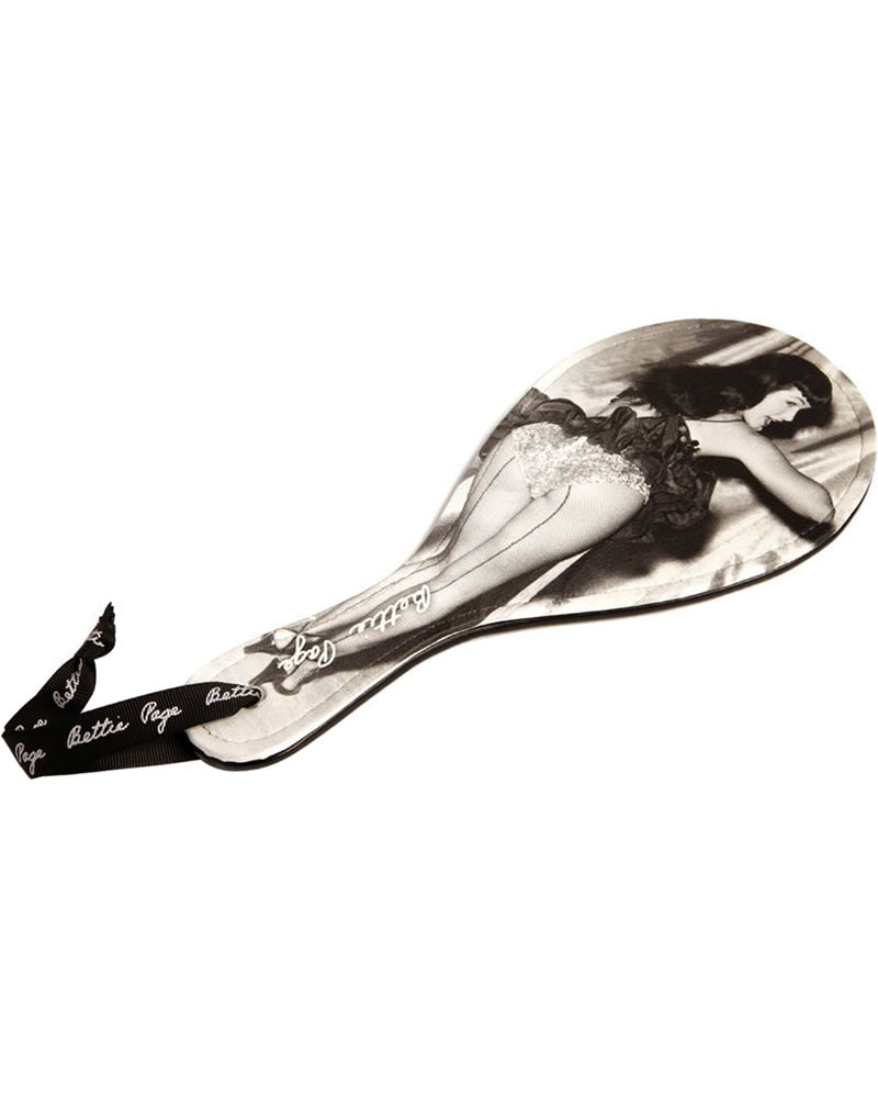 Bettie Page Imagínate esto azotando a un murciélago negro