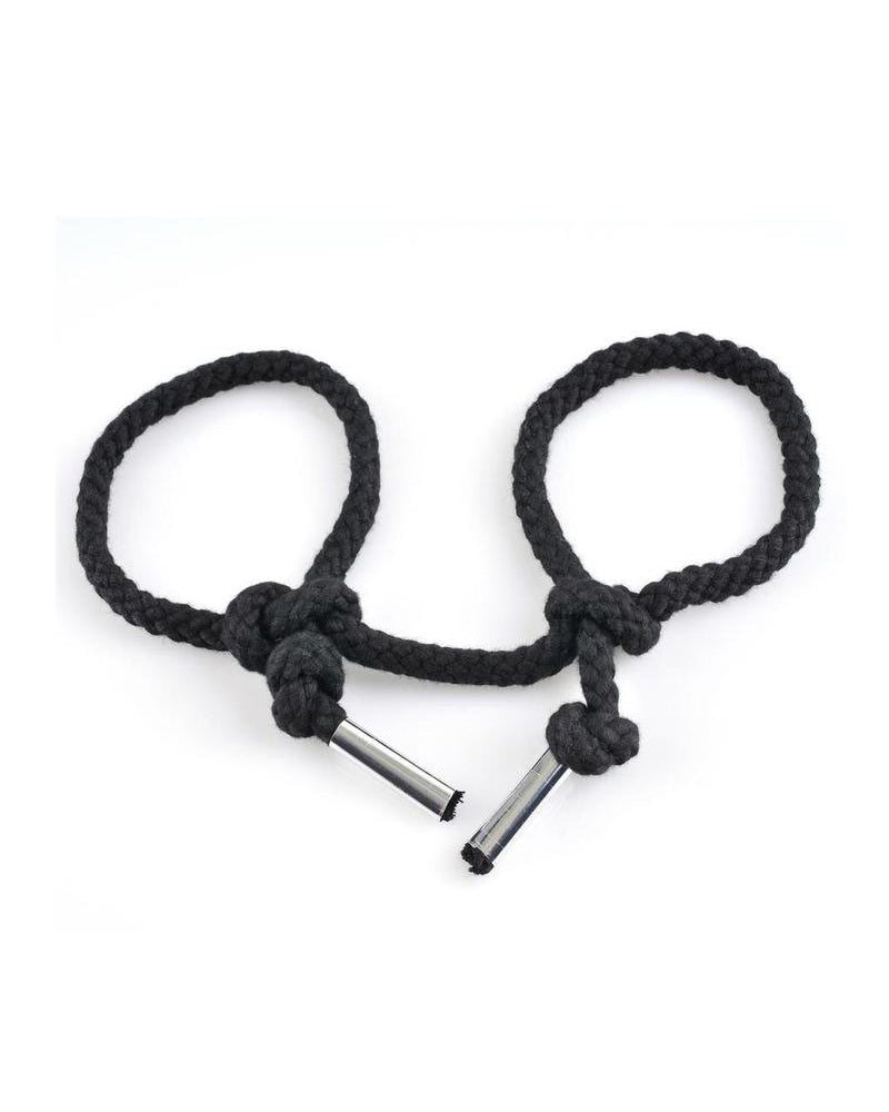 Juego de bondage con cuerda de seda de fantasía fetichista