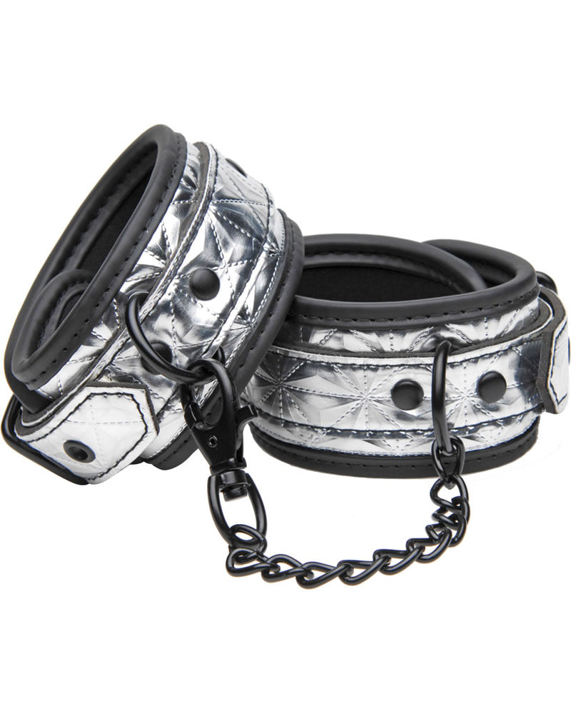 Puños de tobillo metálicos con adornos y puños