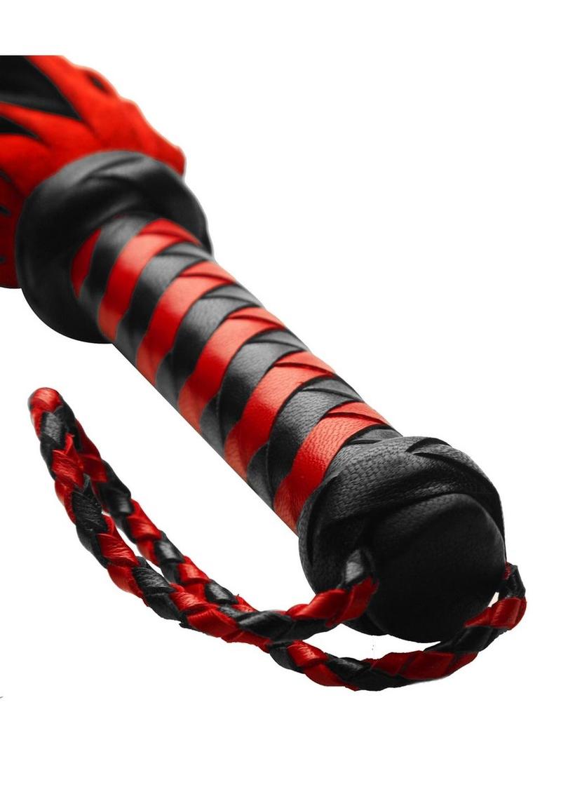 Flogger de cuero estricto corto de gamuza rojo y negro de 17,5 pulgadas