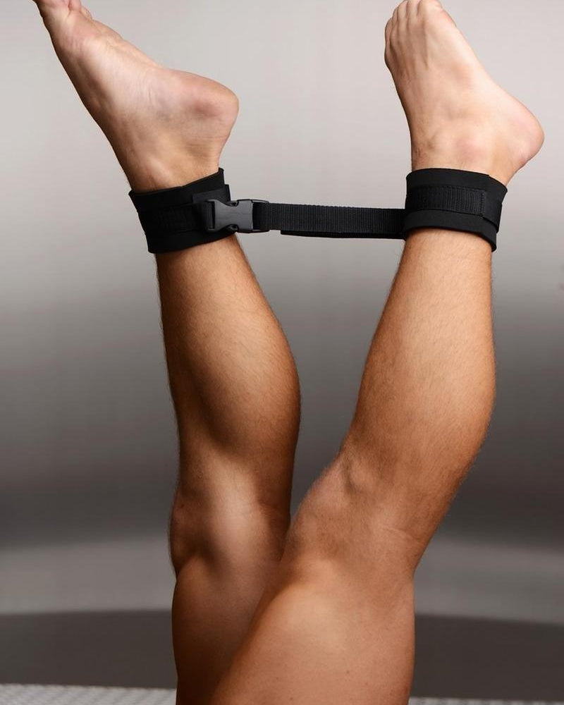 Correa de sujeción de ajuste rápido Frisky con esposas para bondage, color negro